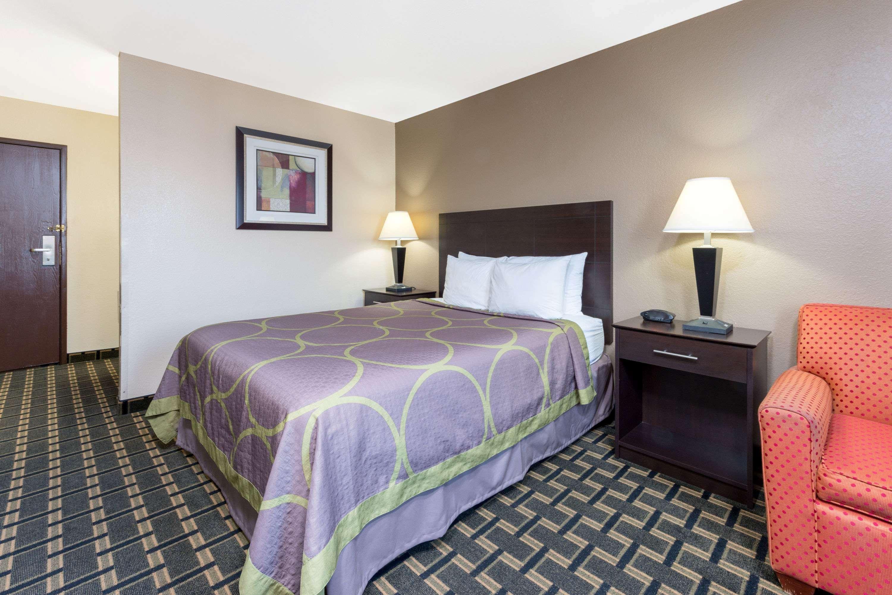 Super 8 By Wyndham Springfield East Hotel Екстериор снимка