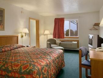 Super 8 By Wyndham Springfield East Hotel Стая снимка